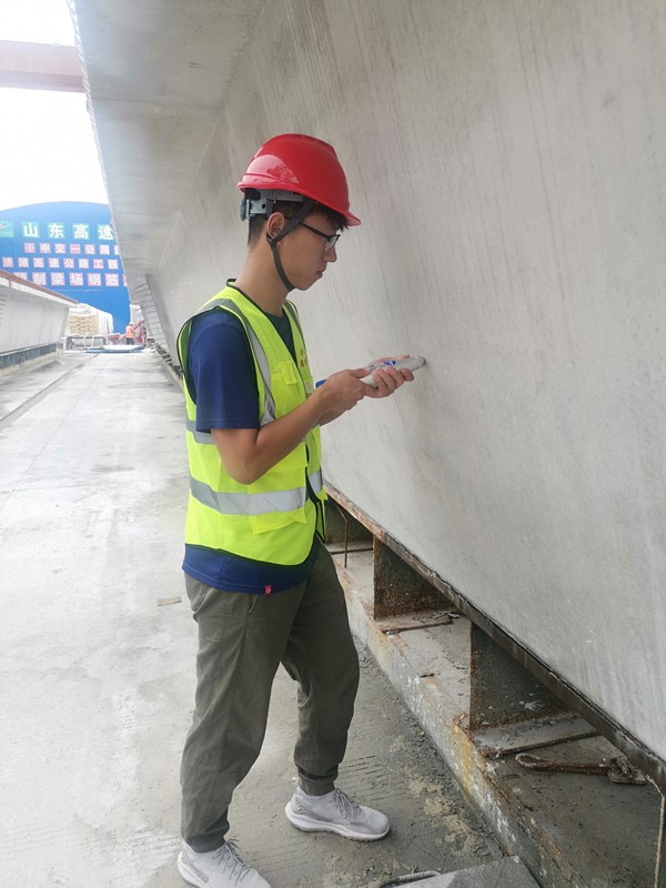 我是魯中公路的新兵：第三區(qū)域項目部實習生張超