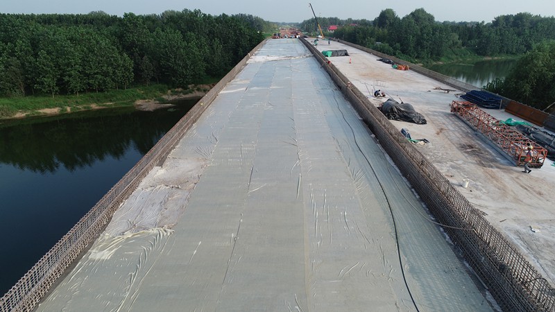 郯城G205項(xiàng)目白馬河大橋橋面鋪裝工作順利完成