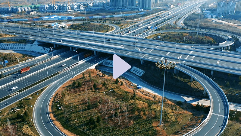 航拍魯泰大道與魯山大道立交橋，仿生學設(shè)計如對稱的四葉草