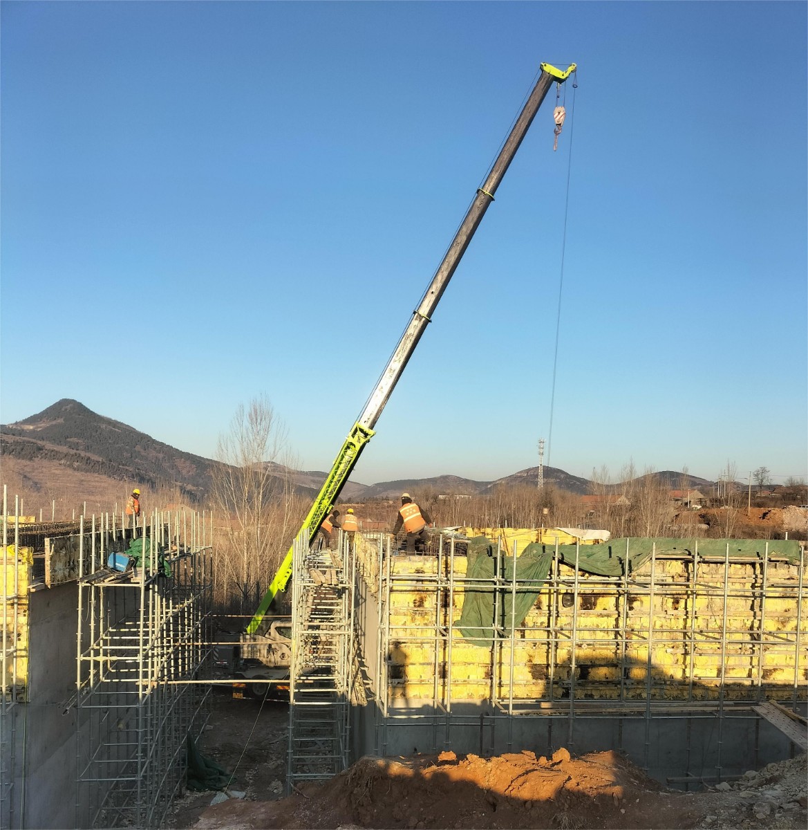 沂源南互通FK1+424汽車通道臺(tái)帽支模板