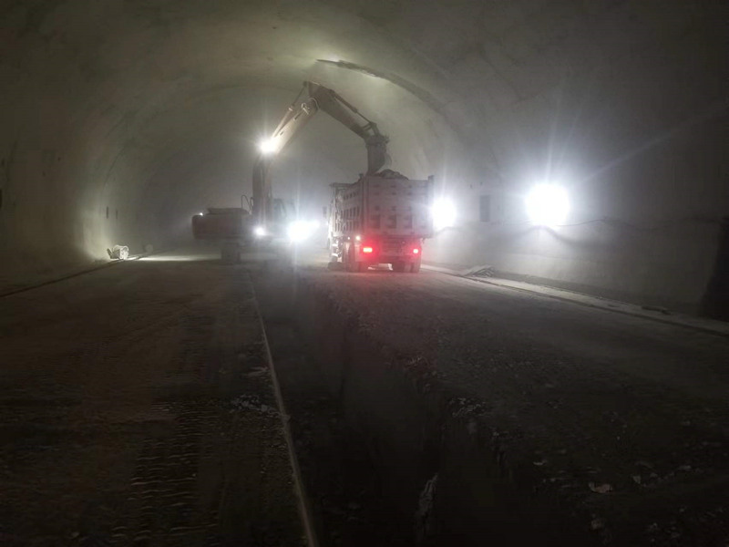 虎山隧道右洞中心排水溝開(kāi)挖_副本