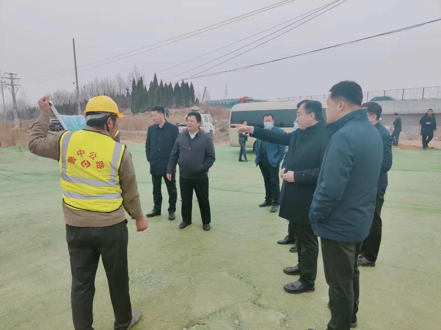 山東建筑大學(xué)黨委書記陳國前一行對(duì)濟(jì)濰高速4標(biāo)項(xiàng)目進(jìn)行調(diào)研