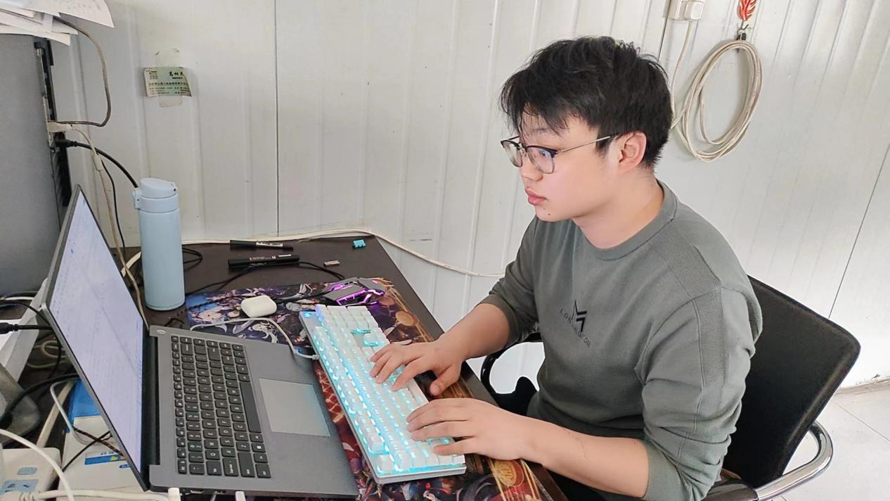 以熱愛創(chuàng)造世界，以青春不負年華