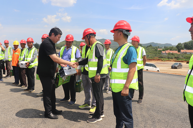 濃情端午，夏送清涼——沂源縣交通運(yùn)輸局長田立勇一行蒞臨臨臨高速六標(biāo)慰問工程一線施工人員