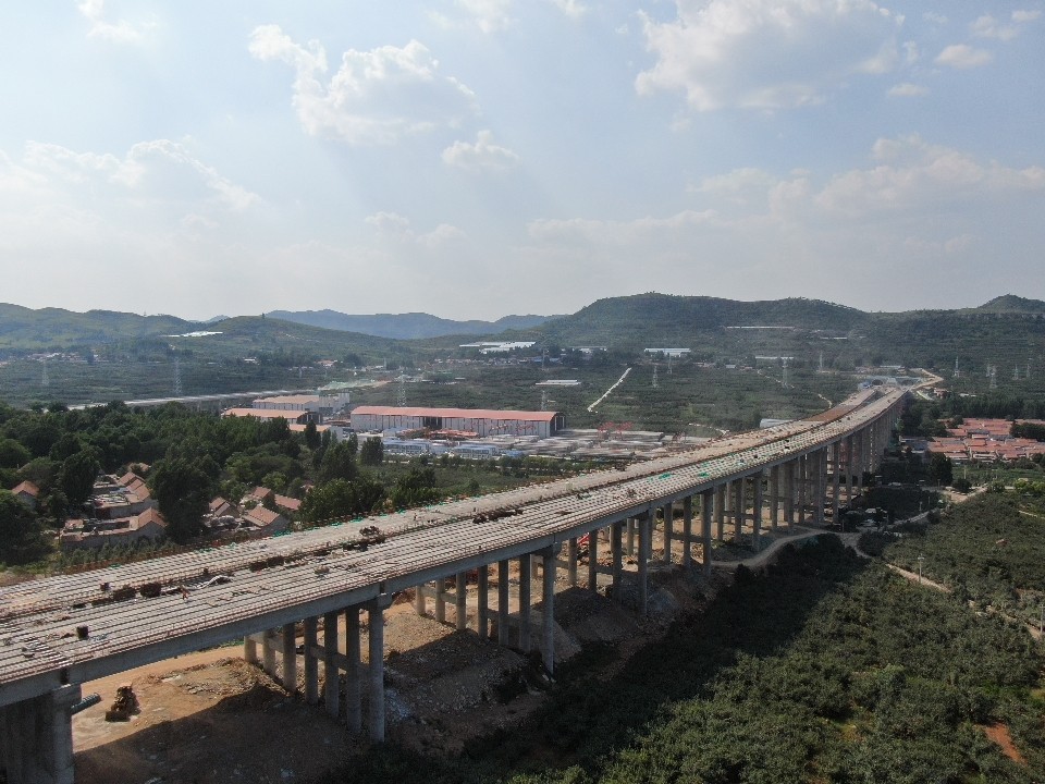 臨臨高速六標苗莊特大橋圓滿完成全部T梁架設