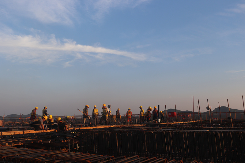 臨臨高速六標跨瓦日鐵路轉(zhuǎn)體橋0#塊混凝土開始澆筑