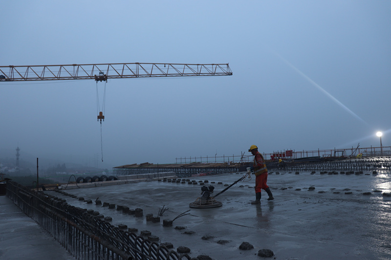 臨臨高速六標上跨瓦日鐵路轉(zhuǎn)體橋0#塊順利澆筑