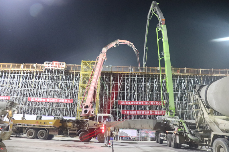 臨臨高速六標跨瓦日鐵路轉體橋2#墩1號塊順利澆筑完成