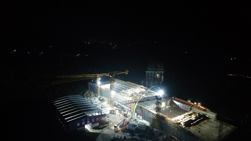 一夜的堅(jiān)守——記跨瓦日鐵路轉(zhuǎn)體橋2#墩1號(hào)塊值班