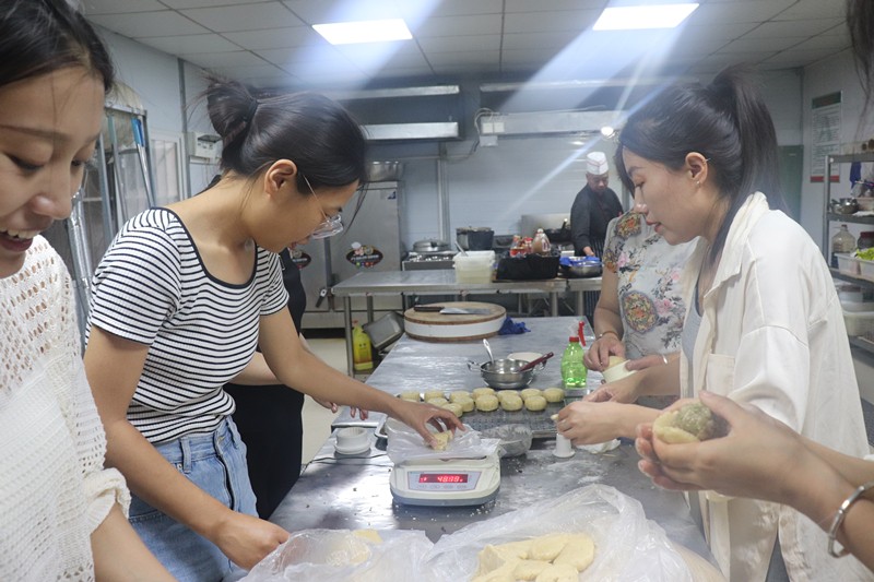 臨臨高速六標(biāo)舉行“月圓中秋·情暖職工”手工制作月餅活動