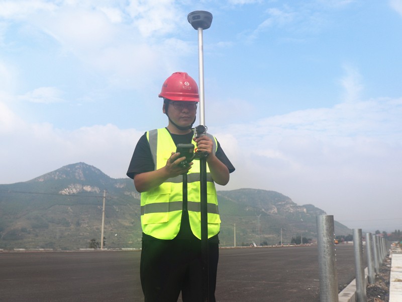 1、測(cè)量員侯風(fēng)濤用GPS進(jìn)行放樣_副本