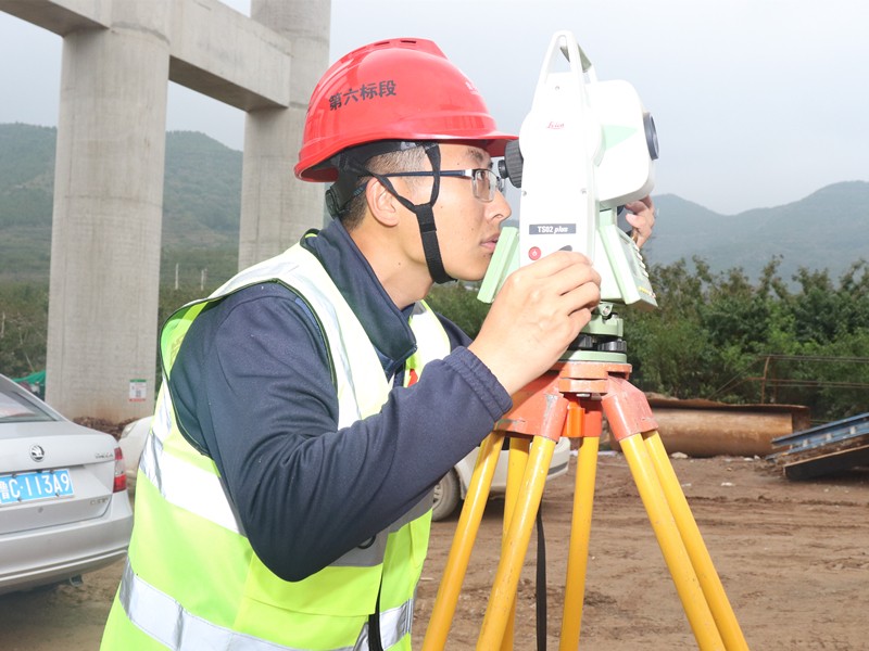 2、測(cè)量員孫垂斌正在瓦日鐵路公鐵立交處用全站儀進(jìn)行坐標(biāo)放樣_副本