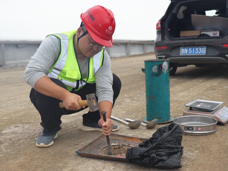 5、路基分部劉曉朋正在對(duì)路基做壓實(shí)度檢測(cè)試驗(yàn)_副本