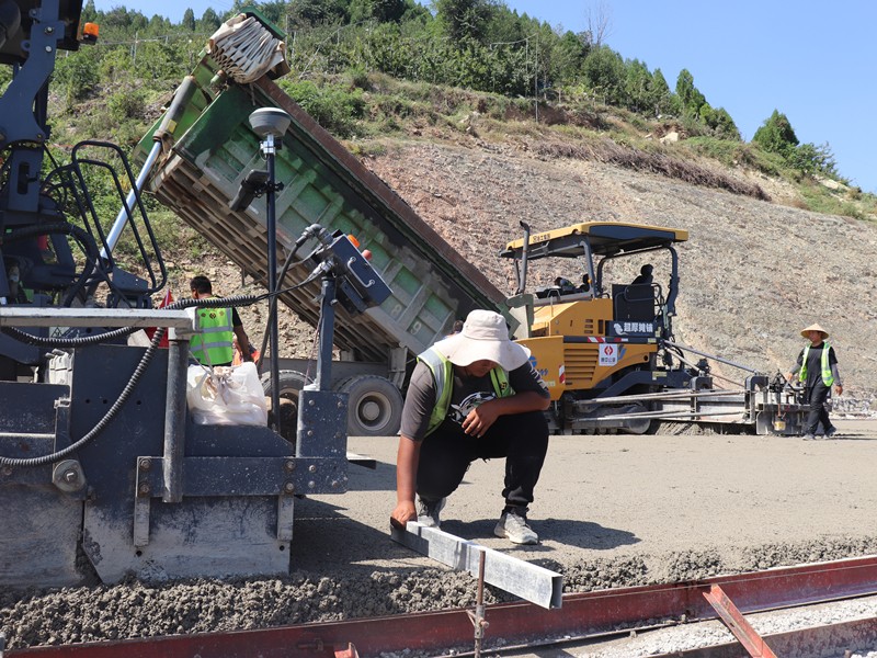 1、基層施工隊(duì)長(zhǎng)劉偉琪量線高復(fù)核攤鋪質(zhì)量_副本