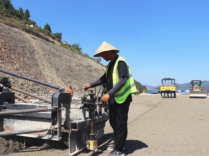 2、基層施工員鄭曰發(fā)根據(jù)現(xiàn)場(chǎng)實(shí)際微調(diào)攤鋪機(jī)控制攤鋪質(zhì)量_副本