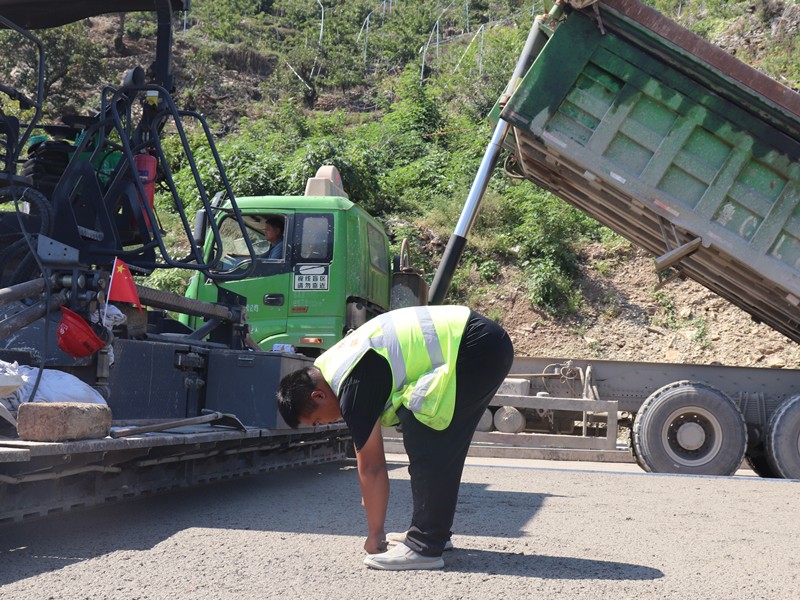 3、基層施工員于景民隨時(shí)測(cè)量水泥穩(wěn)定碎石層松鋪厚度_副本