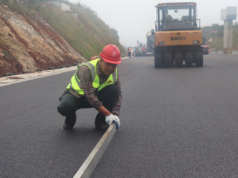 6、油層施工員焦延峰隨時(shí)檢查、處理壓實(shí)平整度_副本