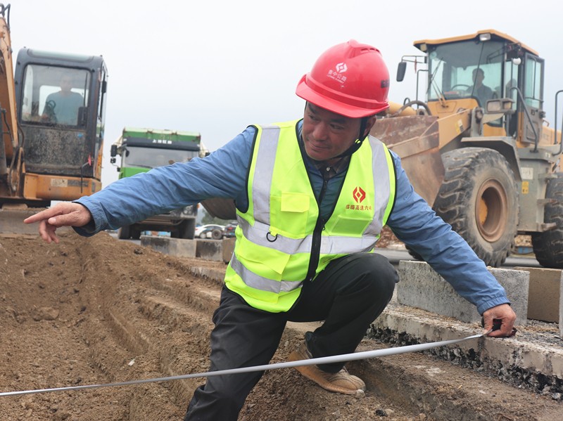 7、路面分部副經(jīng)理馮世棟正在指揮清理中分帶雜物及復(fù)核寬度_副本