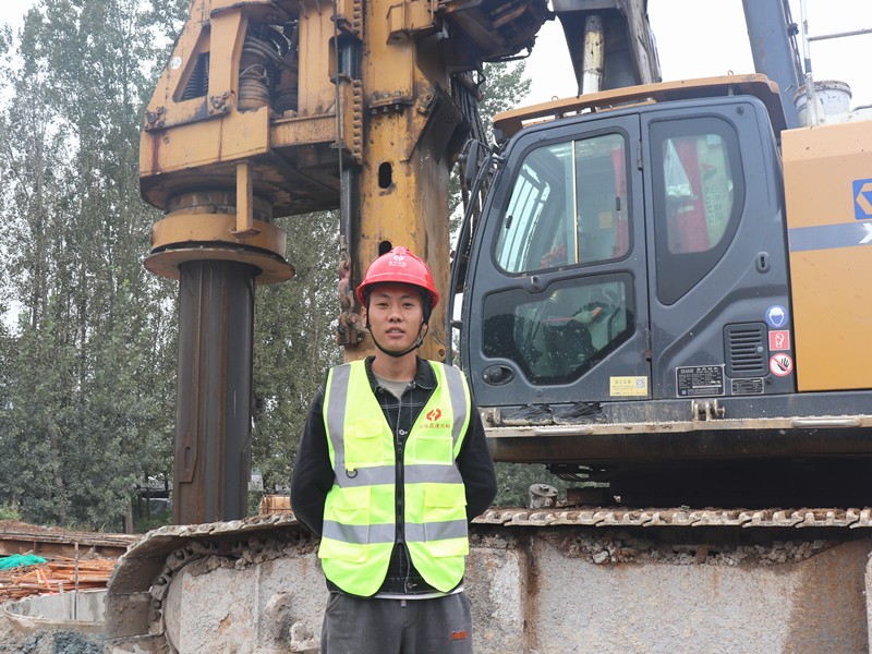 2、施工員郭健超堅(jiān)守在Y021分離立交橋施工處_副本