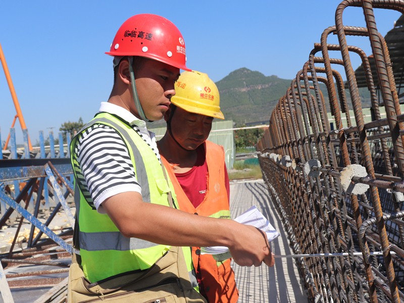 3、技術(shù)員孫鳳斌在中莊梁場(chǎng)與工人做技術(shù)檢查、交底_副本