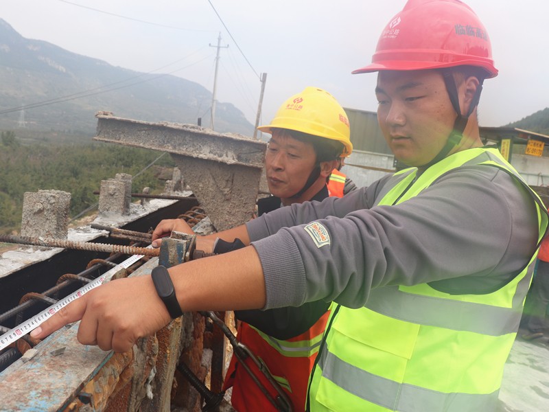 4、施工員程化強(qiáng)在瓦日鐵路公鐵立橋檢測(cè)護(hù)欄鋼筋間距、模板安裝_副本