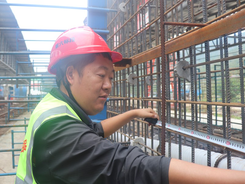 5、施工員任國(guó)相在梁場(chǎng)檢查鋼筋籠鋼筋間距_副本
