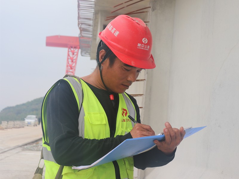 6、施工員徐永文在北安樂(lè)梁場(chǎng)檢查成品梁質(zhì)量_副本