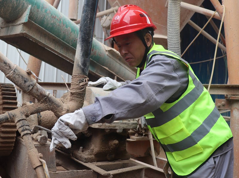 1、油層拌合站侯傳利正在檢修設(shè)備_副本