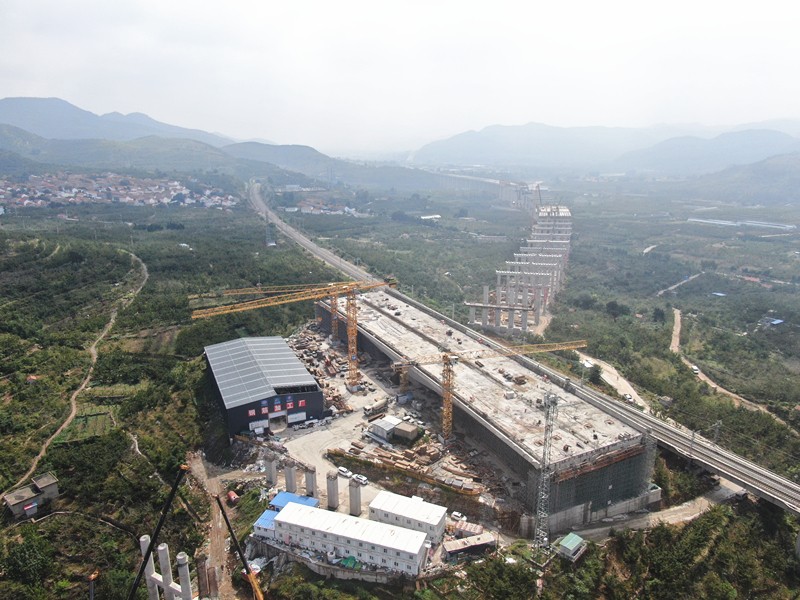 6、瓦日轉(zhuǎn)體橋?yàn)?0月華麗轉(zhuǎn)體做沖刺準(zhǔn)備_副本