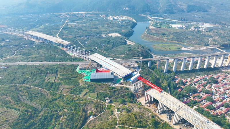 國內(nèi)最重無合龍段整幅轉(zhuǎn)體橋順利轉(zhuǎn)體