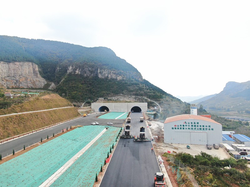 臨臨高速六標進入瀝青上面層施工階段　吹響“路面施工沖鋒號”