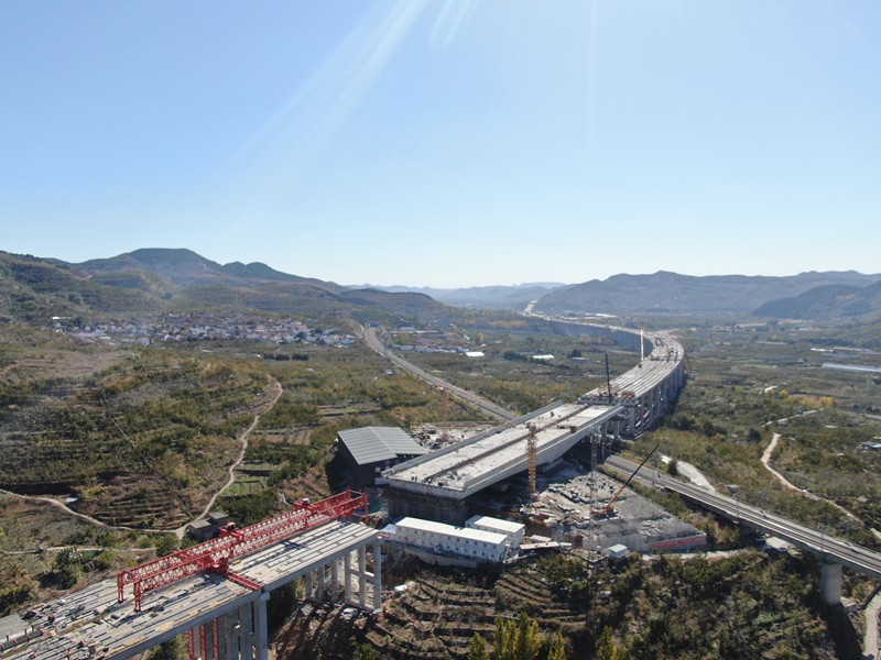 臨臨高速六標瓦日鐵路公鐵立交梁板架設新進展