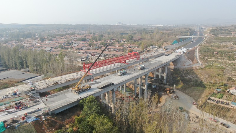 臨臨高速六標Y021分離立交梁板架設任務圓滿完成