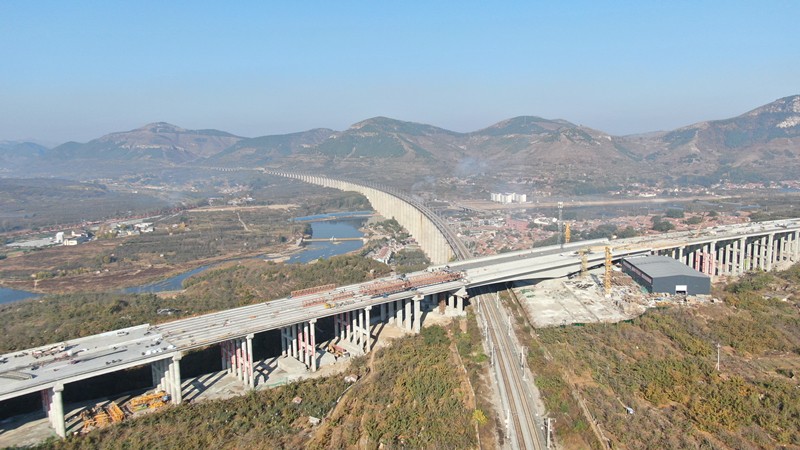 臨臨高速六標瓦日鐵路公鐵立交 特大橋梁板全部架設完成