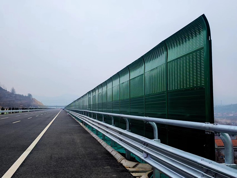 臨臨高速六標(biāo)交安、綠化和附屬防護(hù)工程施工掀起大干熱潮