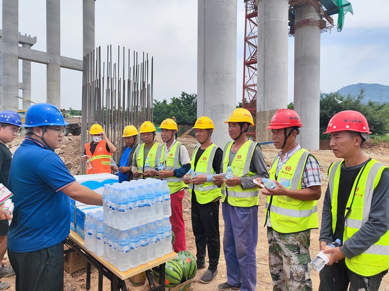 6-4、6月16日臨臨高速六標開展“安全生產(chǎn)月”宣傳咨詢?nèi)蒸邞?zhàn)酷暑送清涼活動_副本