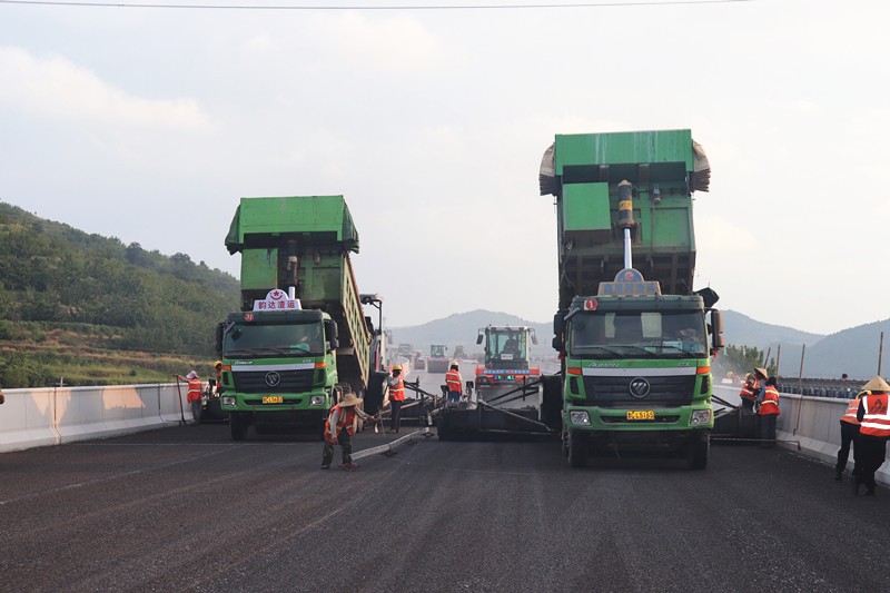 8-4、8月21日臨臨高速六標首件瀝青砂結(jié)構(gòu)層在北安樂村大橋順利鋪設_副本