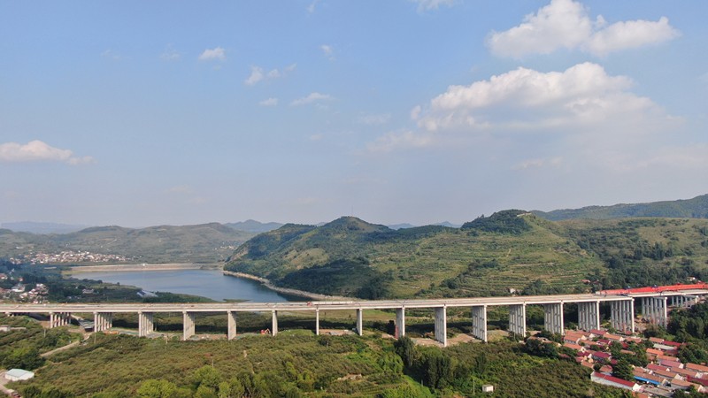 9-1、9月7日臨臨高速項目翟家莊大橋T梁順利架設完畢_副本