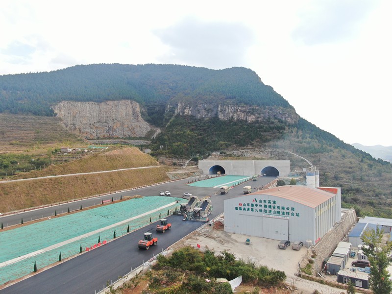 10-2、10月10日臨臨高速六標進入瀝青上面層施工階段_副本