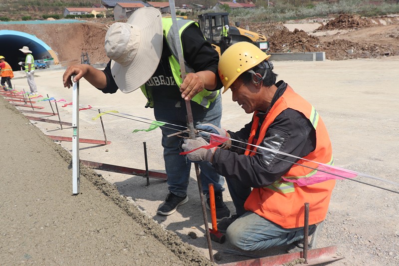 技術(shù)員于景民掛線中_副本 技術(shù)員于景民掛線中_副本