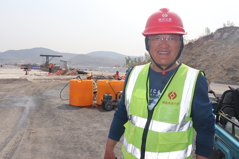 路面防污染專員國(guó)星值守上路口_副本 路面防污染專員國(guó)星值守上路口_副本