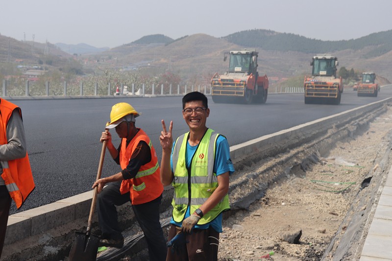 施工員任慶波高興又自豪的工作中_副本 施工員任慶波高興又自豪的工作中_副本