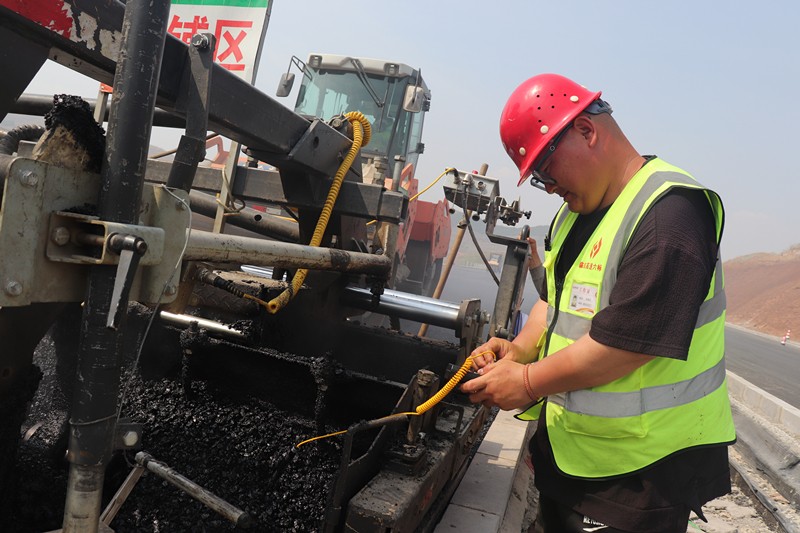 油層施工隊(duì)長(zhǎng)朱紹濤聚精會(huì)神的工作中1_副本 油層施工隊(duì)長(zhǎng)朱紹濤聚精會(huì)神的工作中1_副本