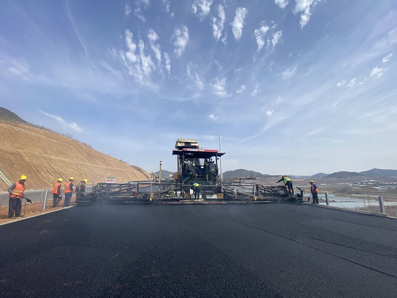 臨臨高速六標段右幅柔性基層、下面層全線貫通