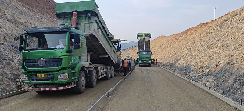 機(jī)械化施工公司再傳捷報——臨臨六標(biāo)所有水穩(wěn)施工全部完成