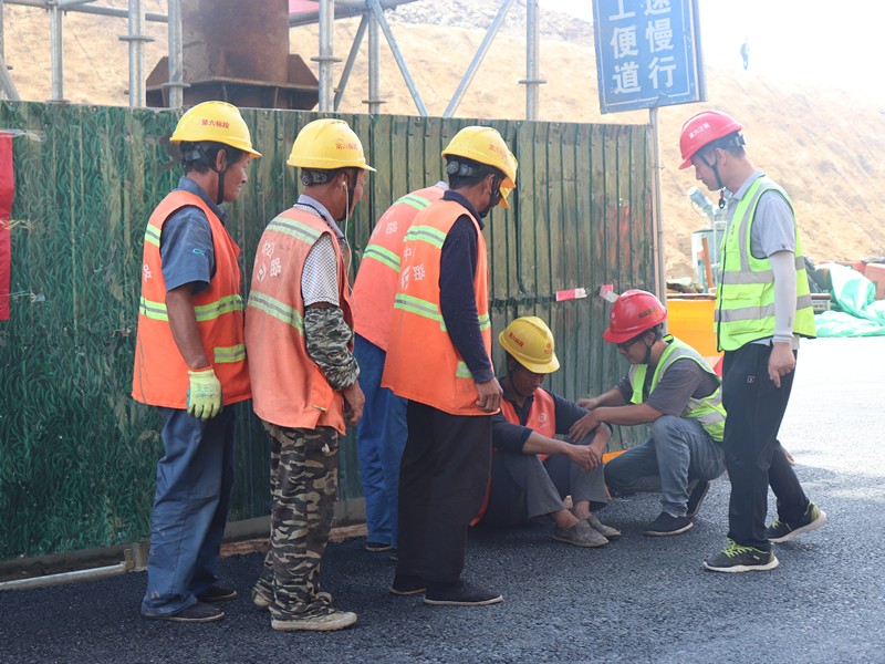 救援 人員趕赴現(xiàn)場進行救援_副本