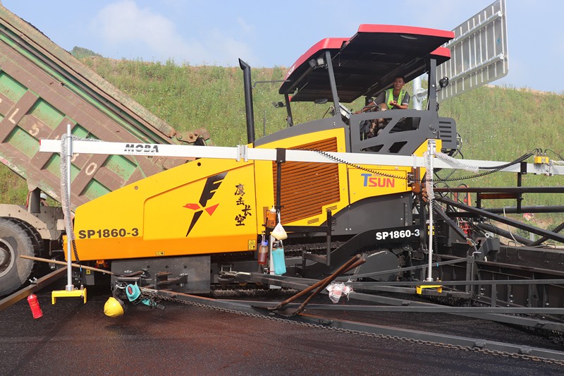 攤鋪機操作焦浩偉_副本