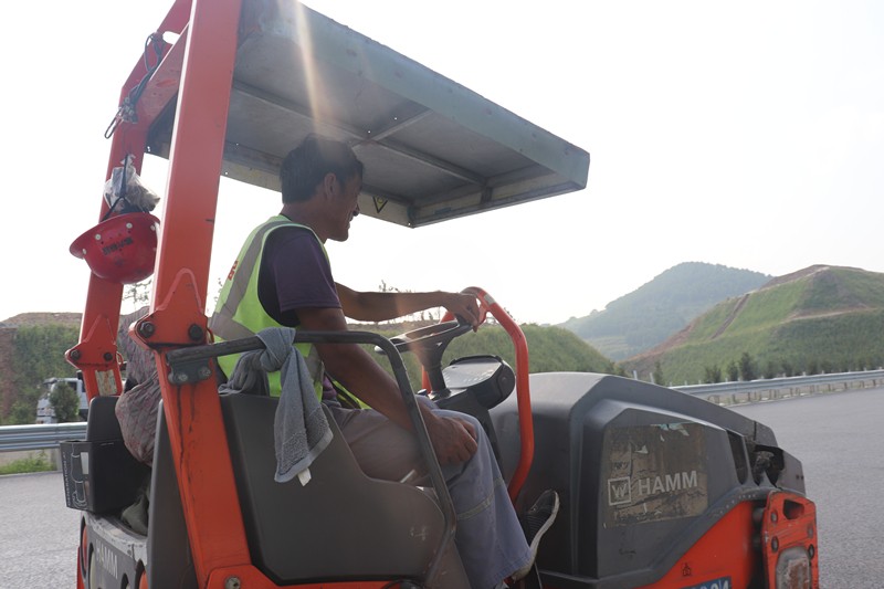 壓路機操作焦方升_副本