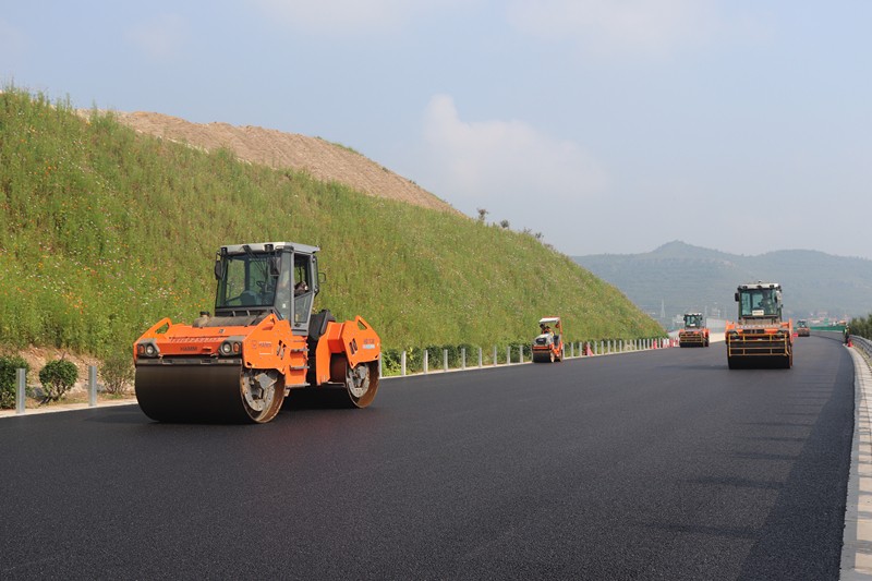 雙鋼輪壓路機韓緒強、陳勇、焦乾坤、閆程記_副本