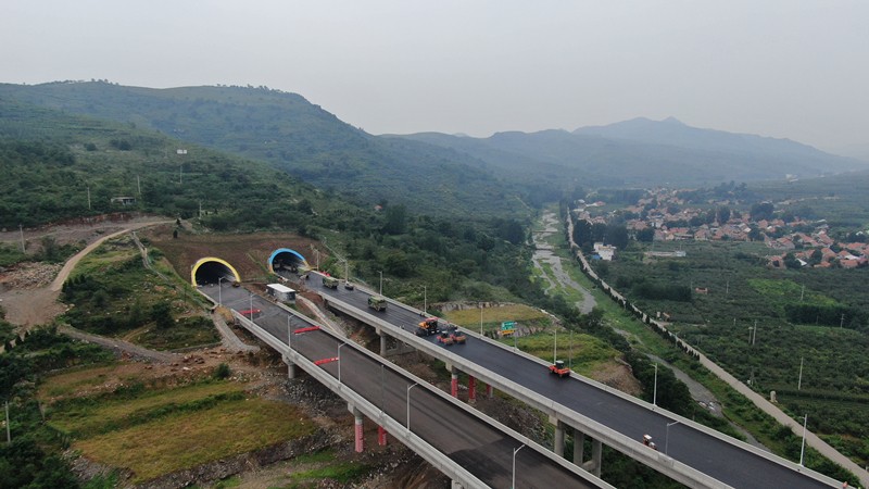 鑄就通途的奮斗畫卷——記高速公路施工現(xiàn)場(chǎng)